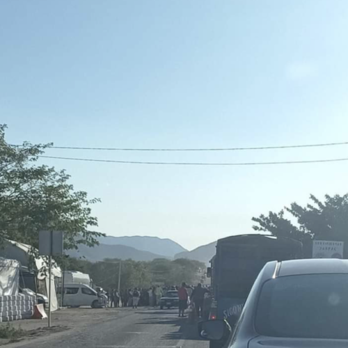 Inmigrantes bloquean carretera federal en la región del Istmo